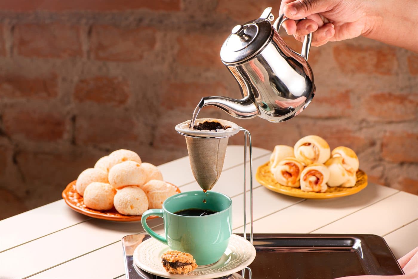 Café sendo coado na unidade Santa Janela.