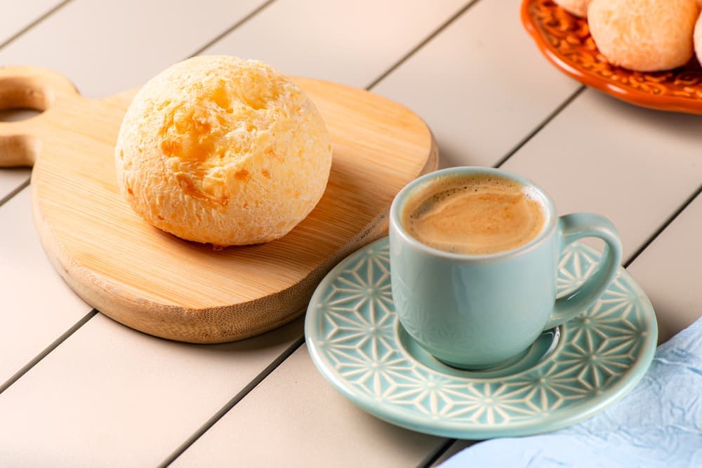 Pão de queijo grande com café expresso.