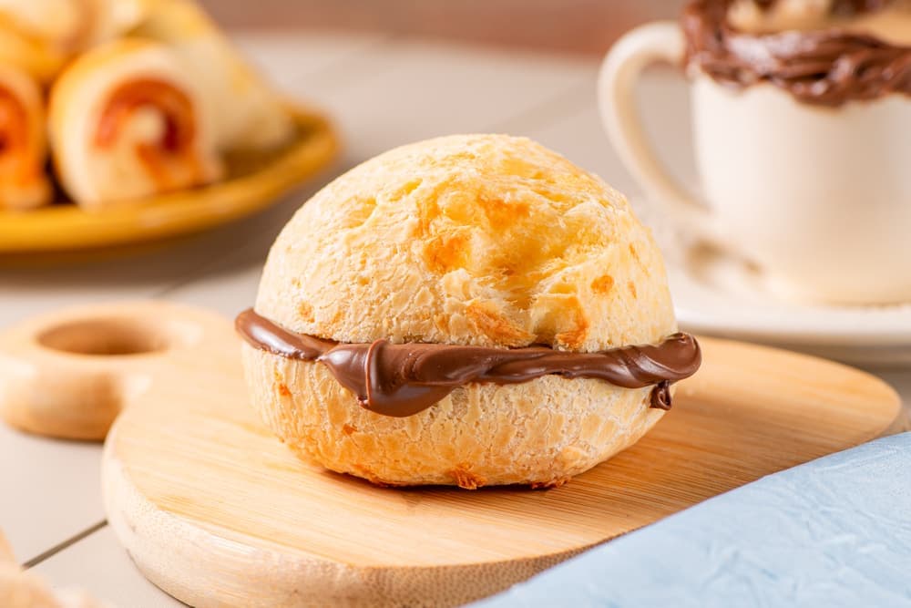 Pão de queijo grande recheado de chocolate.