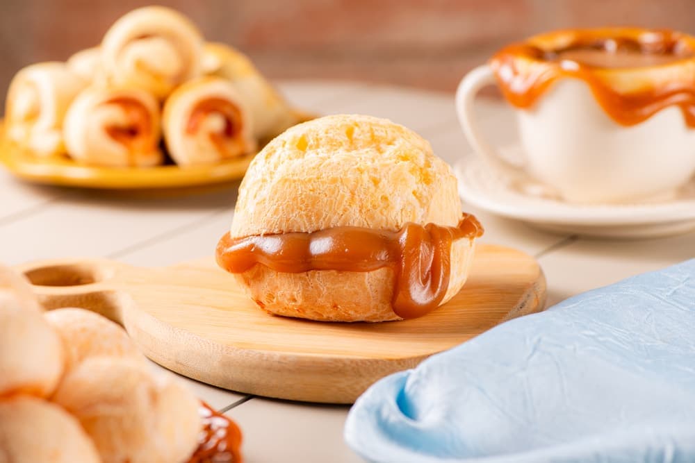 Pão de queijo grande com doce de leite.