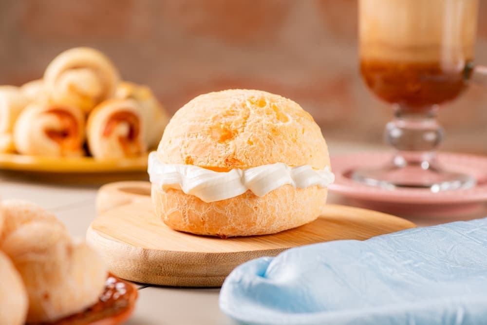 Pão de queijo grande com requeijão.