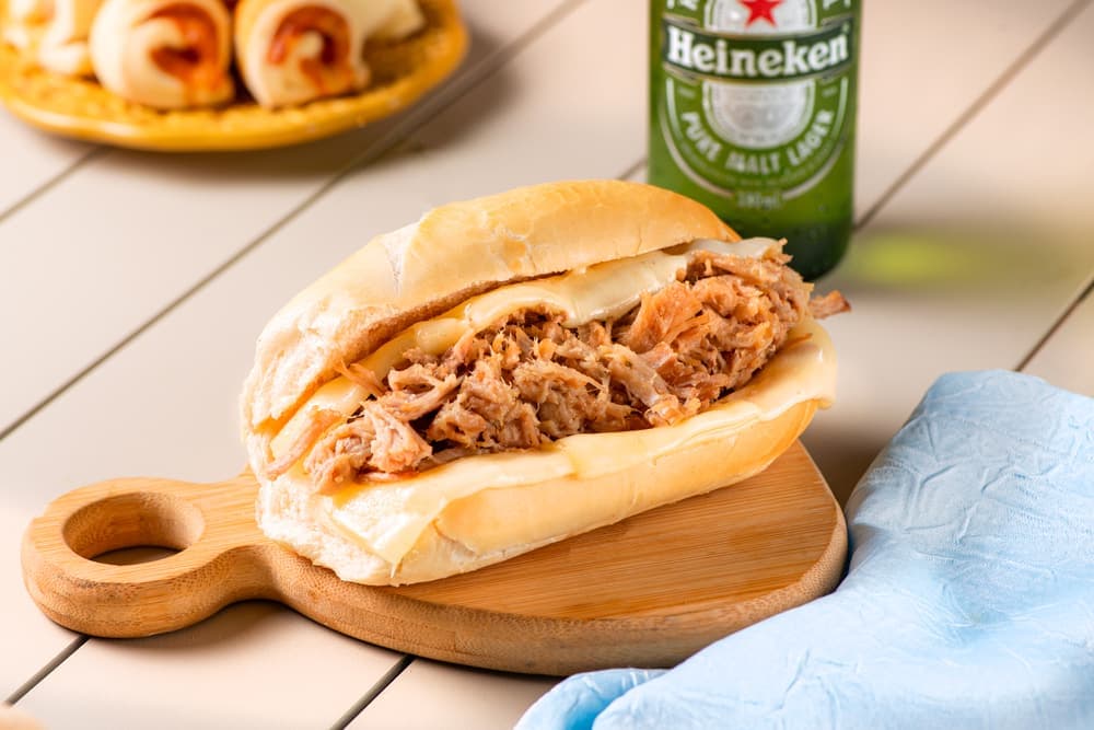 Sanduíche de carne desfiada no pão francês.
