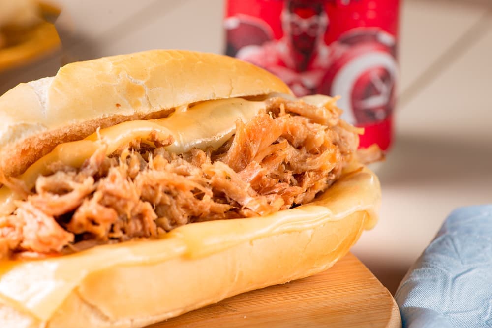Sanduíche de carne desfiada no pão francês.