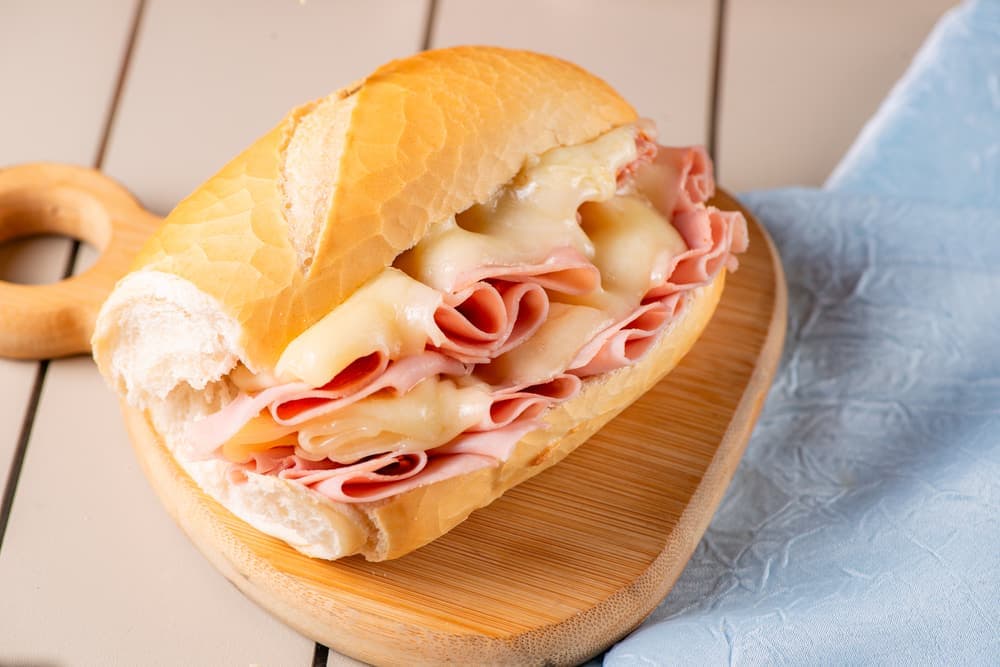 Sanduíche de presunto e queijo no pão francês.
