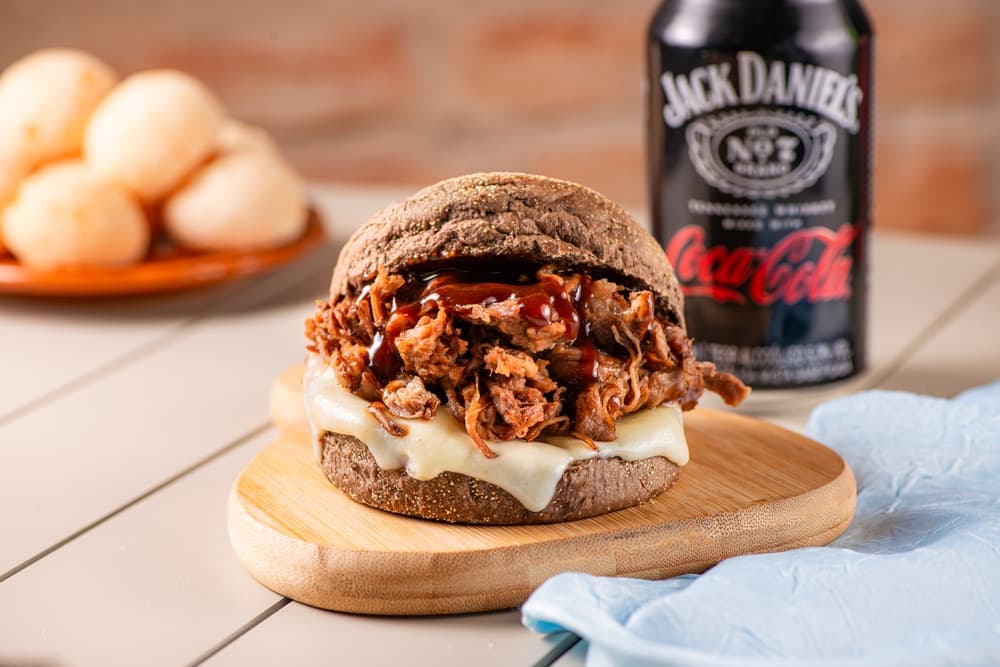 Hambúrguer de carne desfiada no pão australiano.