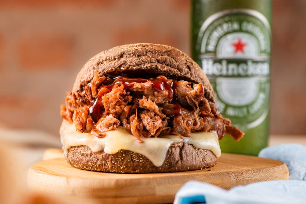 Hambúrguer de carne desfiada no pão australiano.