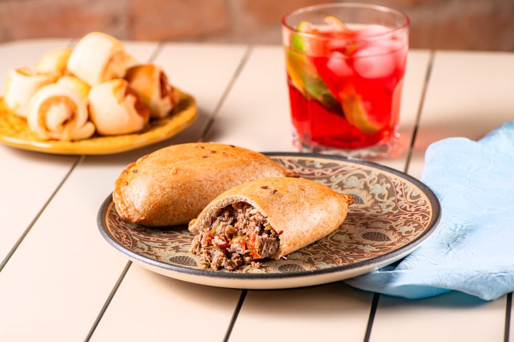 Pastel assado de carne, aberto.