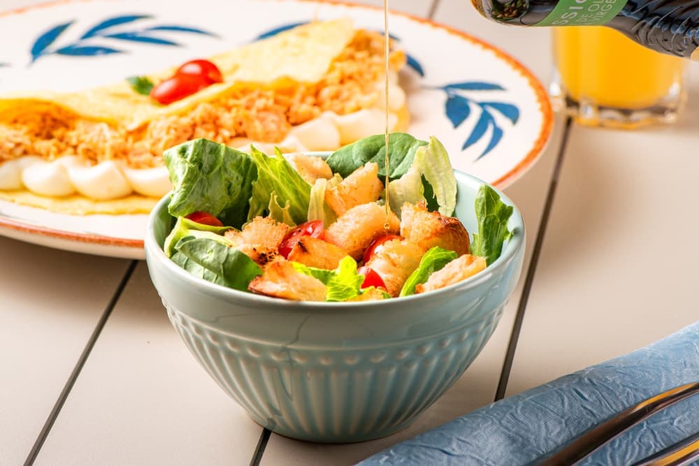 Salada de folhas com frango e croutons.