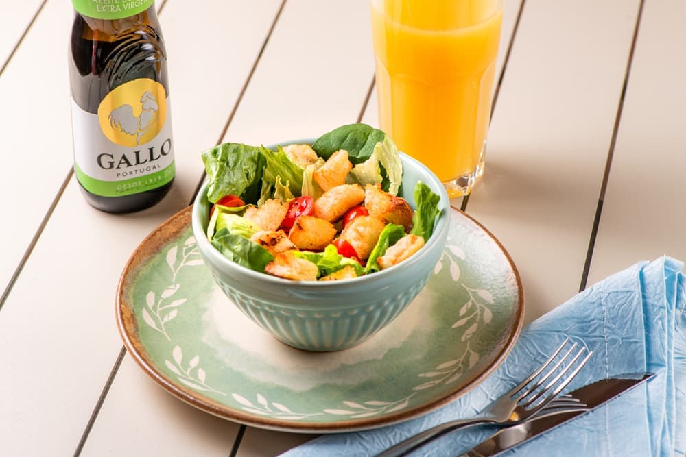 Salada de folhas com frango e croutons, com suco.