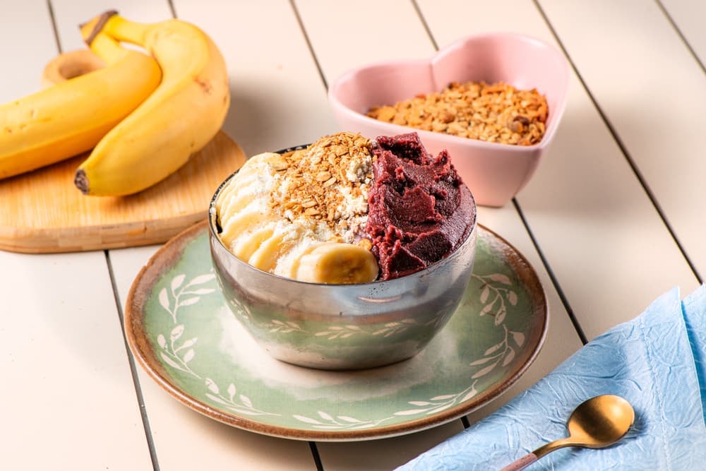 Açaí na tigela com banana e granola.