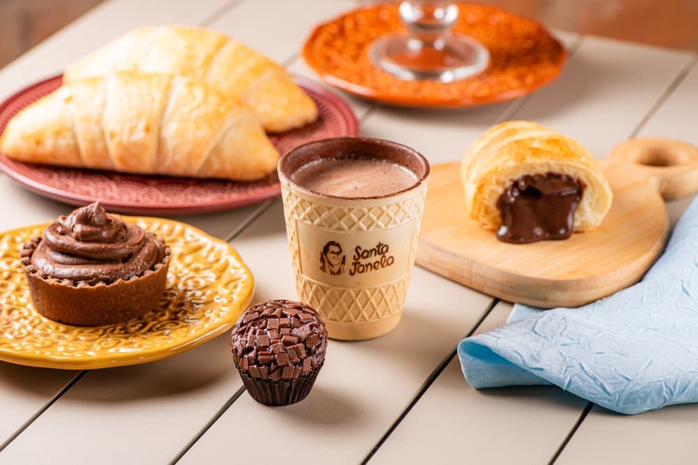 Chocolate quente Santa Janela com tortinha e croissant de chocolate.