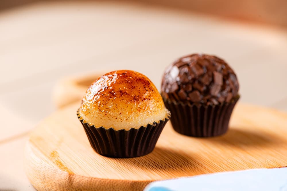 Brigadeiro de forno e brigadeiro de colher na tábua.